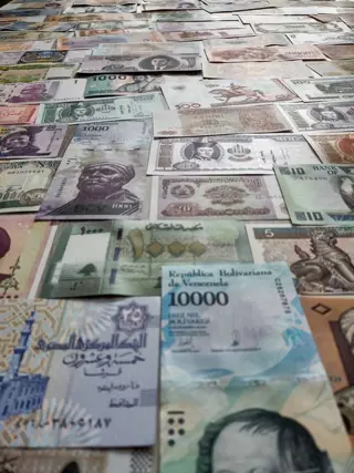 Wereld - 110 banknotes - Various dates
