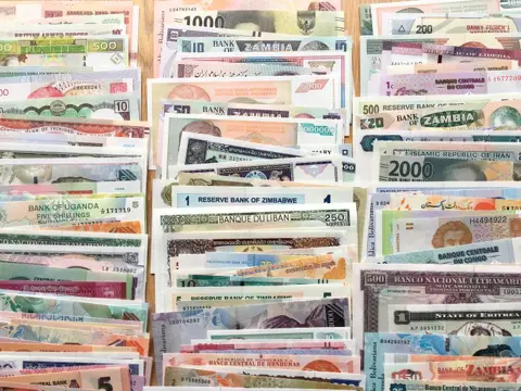 Wereld - 150 Different banknotes - Various dates
