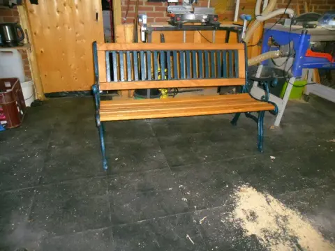 Te koop een mooie gietijzeren tuinbank