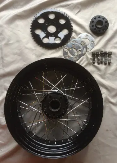 Harley 15" x 5,5" velg met tandwiel, spacer, bouten &amp;