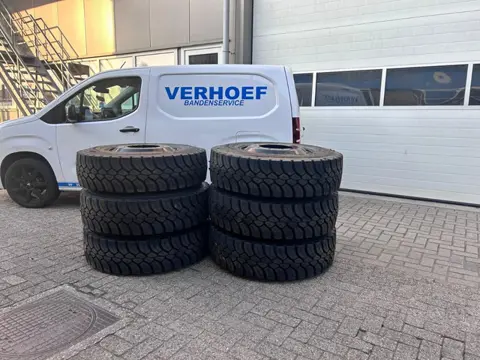 Diversen cover 315/80R22.5 op velg