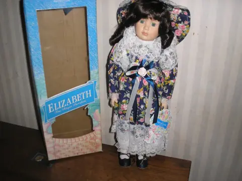 Poppen - oud - nieuw in doos