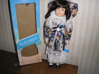 Poppen - oud - nieuw in doos