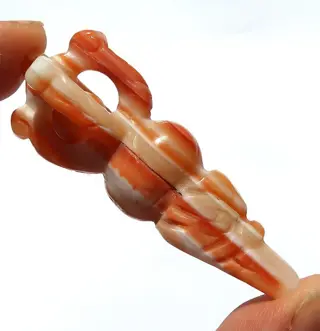 Talisman van bescherming - Phurba sierlijke feniks versierd met een Boeddha's oog - Agaat, Onverwoestbaarheid ondanks obstakels - Verdrijf het kwaad - Azië - eind 20e/21e eeuw