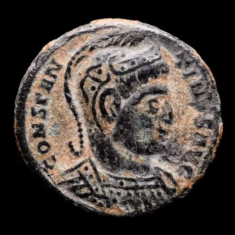 Romeinse Rijk. Constantine I (310-337 A.D.) and Constantine II (Caesar, 316-337). Kavel bestaande uit twee Follis,Trier - BEATA TRANQVILLITAS // Siscia - CAESARVM NOSTRORVM / ASIS star. VOT / V