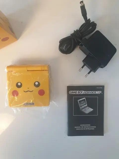 Nintendo Game boy Advance SPLimited Edition Pikachu Pokemon new shell +Charger - Console - met Pikachu-kunstwerkdoos