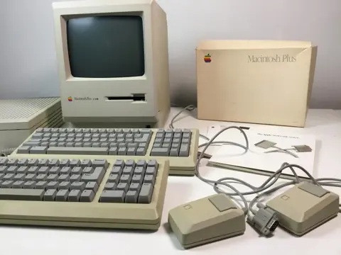 Apple Macintosh Plus 2.5 M - 40SC hard drive - keyboards and mice & other extra's - Vintage computer