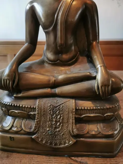 Boedhha rustend met 2 handen naar beneden - Brons - Thailand
