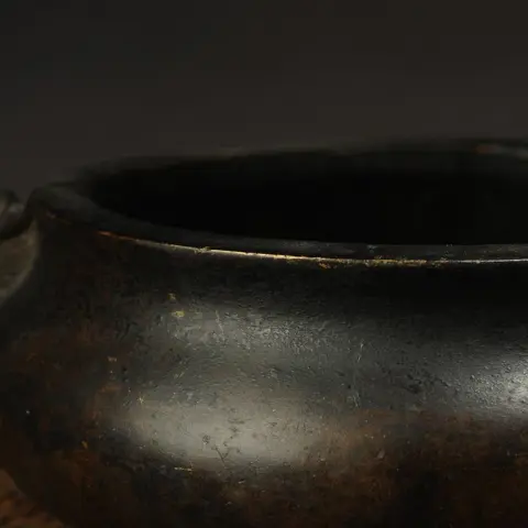 Wierookbrander verankerd voor het Boeddhabeeld - Brons - China - Modern