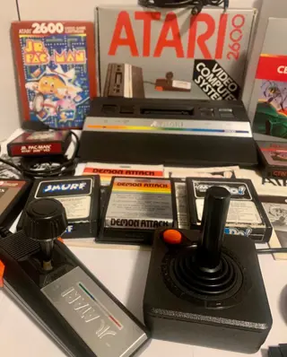 Atari - 2600 Junior (CIB) + 3 Joysticks + 6 games (including Jr.Pac-Man & Centipede CIB) - In originele verpakking