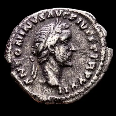 Romeinse Rijk. Antoninus Pius (138-161 n.Chr.). AR Denarius,Rome. VOTA SVSCEPTA DEC III / COS IIII Antoninus Pius standing left.