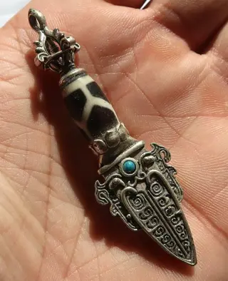 Zeldzaam beschermend Phurba amulet uit Tibet - Dzi schildpad - Agaat, spirituele energie - Tibet - Eind 20e eeuw