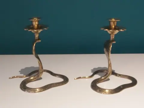 Paar vintage koperen kandelaars. slang vorm - Messing - Frankrijk - Tweede helft 20e eeuw