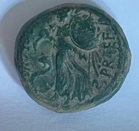 Romeinse Republiek (Imperatoriaal). Julius Caesar. Æ Dupondius,late 46-early 45 BC. Æ Dupondius Rome mint. C. Clovius, prefect