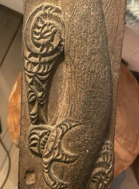 Voorvader figuur (1) - Terracotta - Maori Poupou meeting house panel - Maori - Nieuw-Zeeland