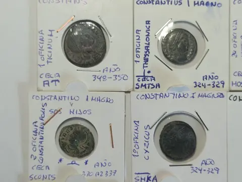 Romeinse Rijk. Lot of 12 Late Roman bronzes. Constantine the Great, Constantine II, Constans