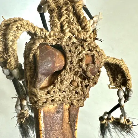 Dolk - casuaris botten en veren - Asmat - West-Papua (voormalig Irian Jaya)