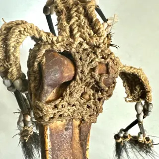 Dolk - casuaris botten en veren - Asmat - West-Papua (voormalig Irian Jaya)