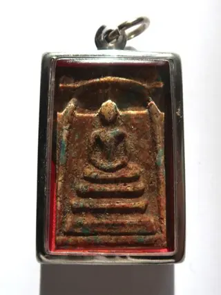 Talismannen - Reliekschrijnen - Klooster van Thailand - Provincie Kanchanaburi (2) - Terracotta, Verzilverd, Reliekschrijn van bescherming: Boeddha in meditatiehouding - Azië - Eind 20e eeuw