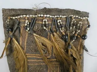 Bags (3) - palmblad, veren, coix zaden - Asmat - Casuarina Kust, West-Papua