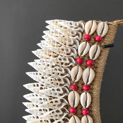 SN12 - Decoratieve schelpketting op aangepaste standaard - Grote wit gesneden schelpen & natuurlijke vezels - Indonesië