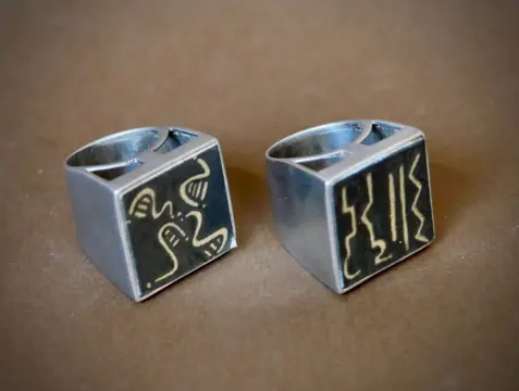 Lot van twee ringen van de kunstenaar Mohr Babacar (2) - Hout, Zilver - Mohr Babacar - Anelli in argento con inserto di legni - Senegal - Eind 20e eeuw