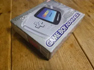 Original Gameboy Advance Platinum limited Edition - Complete with insert, manuals Sealed on 1 side, - Console - In originele verpakking