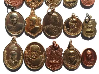 Set van 15 kloostermedailles en talismannen - Voorstelling van eerbiedwaardige monniken, Boeddha's - Koper, Verguld messing - Thailand - Eind 20e - begin 21e