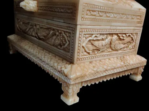 Juwelendoosje - kameelbeen - Vogel - Indian camel bone jewelery box with fine carvings - India - Eind 20e eeuw