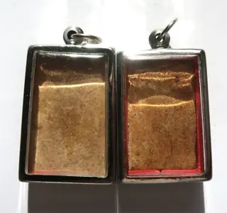 Talismannen - Reliekschrijnen - Klooster van Thailand - Provincie Kanchanaburi (2) - Terracotta, Verzilverd, Reliekschrijn van bescherming: Boeddha in meditatiehouding - Azië - Eind 20e eeuw