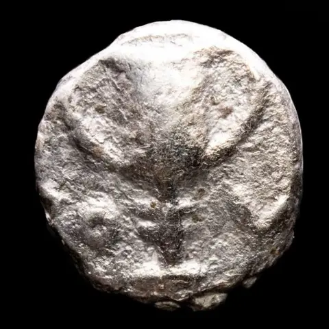 Griekenland (Magna Graecia). Thebes, Boeotia. AR Obol,ca. 395-340 BC. - Boeotian shield / Kantharos.