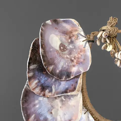 SN10 - Decoratieve schelpketting op standaard - Schelpen, Natuurlijke Vezels - Indonesië