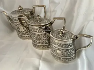 Bachelor driedelig zilveren theeservies - Floraal - Zilver - Kutch / Buhuj Noordwest-India - Vóór 1920