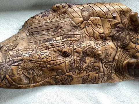 Boomstronk in de vorm van een vis met fraai gesneden voorstellingen - 96 cm - Hout - Myanmar