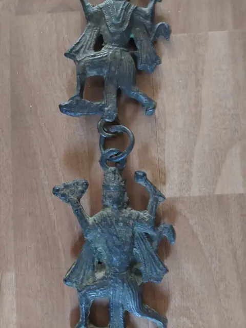 Hangers (1) - Brons - Boeddhistische figuur - Hangsel uit hindoc tempel engelen en goden - India - Eerste helft 20e eeuw