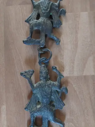 Hangers (1) - Brons - Boeddhistische figuur - Hangsel uit hindoc tempel engelen en goden - India - Eerste helft 20e eeuw