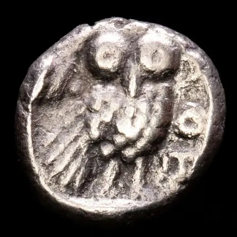 Attica, Athene, Griekenland. AR Obol,460-455 BC. - Athena/ Owl standing right, head facing, AΘE to right, leaf and fruit to left..
