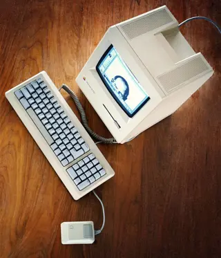 Apple - (RE-CAPPED) Macintosh PLUS ondertekend door "Steve Jobs" - inclusief Vintage Software - In vervangende verpakking