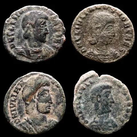 Romeinse Rijk. Julian II Apostata (360-363 n.Chr.). Kavel bestaande uit vier munten, de helft Maiorina,FEL TEMP REPARATIO Roman soldier spearing fallen enemy horseman.