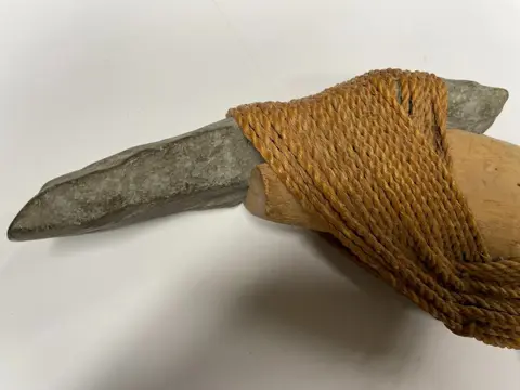 Bijl (1) - Steen, Teak hout - Samoa