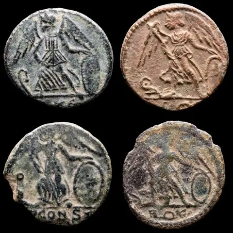 Romeinse Rijk. Lot comprising four (4). Æ Follis, City Commemorative, struck under Constantine I,Constantinople foundation - Victory on Prow.