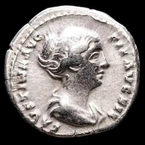 Romeinse Rijk. Faustina II (Augusta, AD 147-175). AR Denarius,Rome. CONCORDIA, Concordia seated left, holding flower.