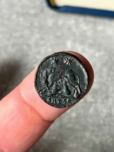 Romeinse Rijk. Constantijn I (306-337 n.Chr.). Æ Follis,Urbs Roma, Thessalonika, AD 330-333