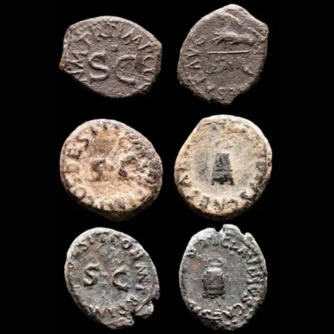Romeinse Rijk. Claudius (41-54 n.Chr.). Lot comprising 3 bronze quadrans,Rome mint, 41 A.D. - Modius and scales type.