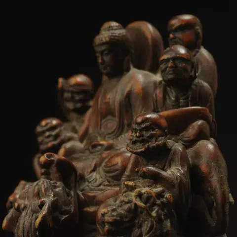 Aziatisch buxushouten Boeddhabeeld gesneden met 18 arhats en een Boeddhabeeld - Buxushout - China - Modern