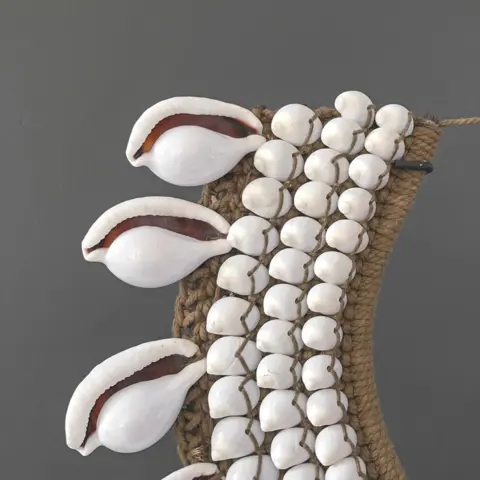 B - SN 1 - Decoratieve schelpketting op standaard (1) - Grote witte Kauri-schelpen en natuurlijke vezels - - - - - Indonesië