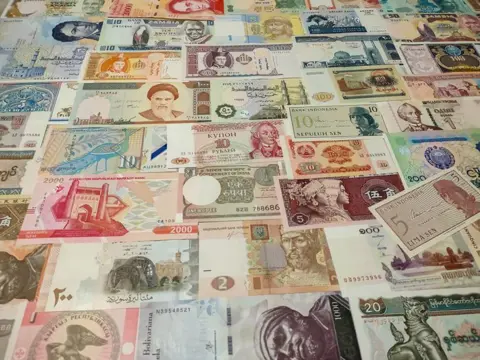 Wereld - 120 banknotes - Various dates
