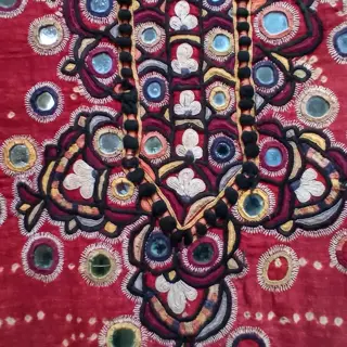 Geborduurd kader, Maedate (3) - Katoen, Zijde - Indië, Pakistan - Begin 20e eeuw