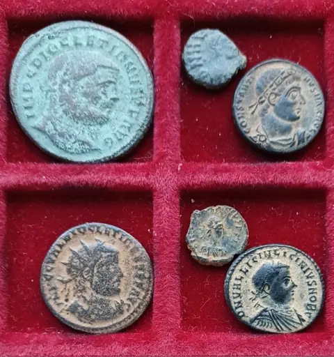 Romeinse Rijk. Lot of 20 non-identified copper coins from the 4th century AD