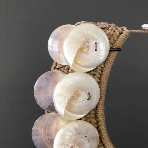 SN5 - Decoratieve schelpketting op standaard - Schelpen en natuurlijke vezels - Indonesië